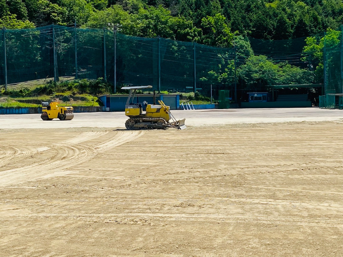 南山グランド外野の整備が実施されました。